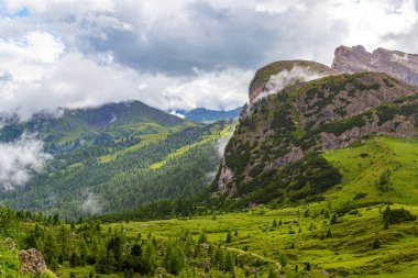 Livinallongo del Col di Lana yakınlarındaki güzel dağ manzarası ve Valparola Geçidi, Dolomites Alpleri, Güney Tyrol, İtalya