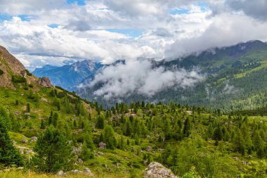 Livinallongo del Col di Lana yakınlarındaki güzel dağ manzarası ve Valparola Geçidi, Dolomites Alpleri, Güney Tyrol, İtalya