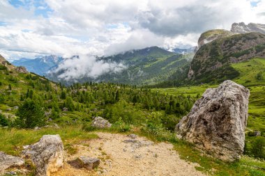 Livinallongo del Col di Lana yakınlarındaki güzel dağ manzarası ve Valparola Geçidi, Dolomites Alpleri, Güney Tyrol, İtalya