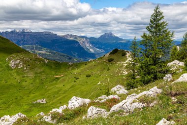 Livinallongo del Col di Lana yakınlarındaki güzel dağ manzarası ve Valparola Geçidi, Dolomites Alps, Güney Tyrol, İtalya. Ünlü turizm beldesi.