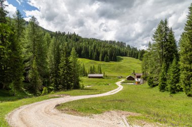 Malga Valparola çiftliği için Sass Dlatsia 'dan güzel dağ yürüyüşü patikası. Dolomitler Alpler, İtalya. Livinallongo del Col di Lana ve Valparola Geçidi yakınlarındaki manzara