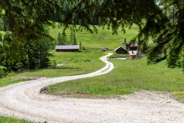 Malga Valparola çiftliği için Sass Dlatsia 'dan güzel dağ yürüyüşü patikası. Dolomitler Alpler, İtalya. Livinallongo del Col di Lana ve Valparola Geçidi yakınlarındaki manzara