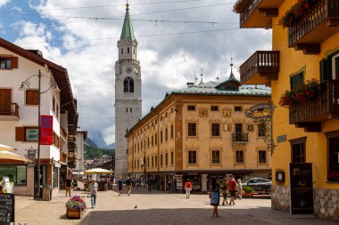 04.07.2025 Cortina d 'Ampezzo kasabası. Dolomitler dağı. İtalya. Yazın güzel bir tarihi merkez. Şehir sokaklarındaki turistler. Ünlü turist merkezi. 2026 Kış Olimpiyatları Mekanı