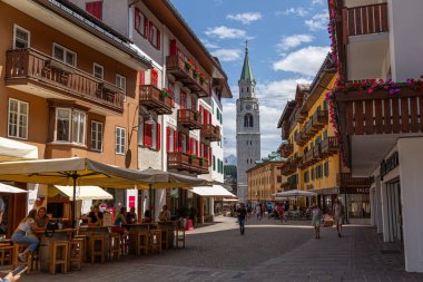 04.07.2025 Cortina d 'Ampezzo kasabası. Dolomitler dağı. İtalya. Yazın güzel bir tarihi merkez. Şehir sokaklarındaki turistler. Ünlü turist merkezi. 2026 Kış Olimpiyatları Mekanı