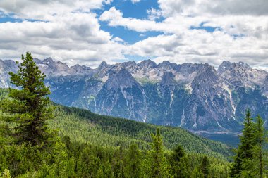 Misurina Gölü (Lago di Misurina) yakınlarındaki Dolomitler manzarası. Yaz günü dağların tepesinde. Rifugio Citta Di Carpi 'ye turist gezisinden görüntüler. Cadore bölgesi, Dolomitler, İtalya.