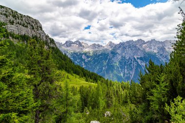 Rifugio Citta Di Carpi yakınlarındaki fantastik Dolomitler manzarası. Cadore bölgesi, Dolomitler, İtalya. Yaz günü dağların zirvesinde. Yürüyüş için ünlü turizm beldesi