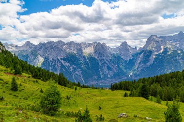 Rifugio Citta Di Carpi yakınlarındaki fantastik Dolomitler manzarası. Cadore bölgesi, Dolomitler, İtalya. Yaz günü dağların zirvesinde. Yürüyüş için ünlü turizm beldesi
