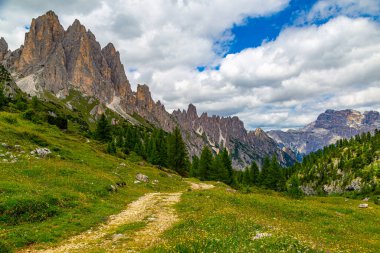 Dolomites Dağı 'ndaki Rifugio Citta Di Carpi' ye giden yaya yolu. Misurina Gölü yakınlarındaki Dolomitler. Cadore bölgesi, Dolomitler, İtalya. Ünlü turist yürüyüşü
