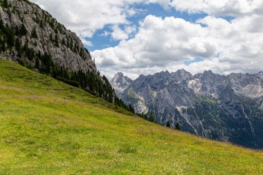 Rifugio Citta Di Carpi yakınlarındaki fantastik Dolomitler manzarası. Cadore bölgesi, Dolomitler, İtalya. Yaz günü dağların zirvesinde. Yürüyüş için ünlü turizm beldesi