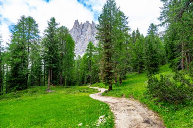 Dolomites Dağı 'ndaki Rifugio Citta Di Carpi' ye giden yaya yolu. Misurina Gölü yakınlarındaki Dolomitler. Cadore bölgesi, Dolomitler, İtalya. Ünlü turist yürüyüşü
