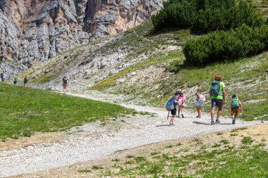 03.07. 2025 yılı. Cristallo Dağı. Dolomitler dağı. İtalya. Bir grup çocuk ve liderleri yaz günü dağda yürüyüş parkurundalar. Aktif spor yaşam tarzı. Dağ becerileri öğreniyorum.