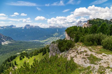 Cristallo Dağı 'ndan ve etrafındaki dağlardan Dolomitlerin manzarası. Summer Mountain Alpines manzarası. Dolomitler. İtalya. Turizm beldesi