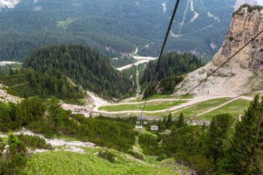 Cableway İstasyonu, Rio Gere 'deki yüksek yolcu yolu Son Forca teleferiği ve etrafındaki dağlar. Modern sandalye yazın bir dağın tepesine kaldırılır. Dolomitler. İtalya. Turist eğlencesi