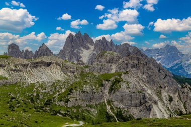 Tre Cime di Lavaredo yazın dağ manzarasının tepesinde. Cortina d'Ampezzo . Dolomitler. İtalya. Yürüyüş için ünlü bir turistik yer. Dünya Mirası Sitesi