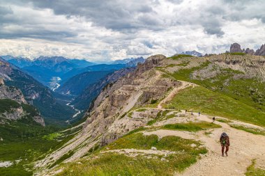 Tre Cime di Lavaredo yazın dağ manzarasının tepesinde. Cortina d'Ampezzo . Dolomitler. İtalya. Yürüyüş için ünlü bir turistik yer. Dünya Mirası Sitesi