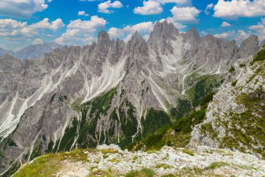 Tre Cime di Lavaredo yazın dağ manzarasının tepesinde. Cortina d'Ampezzo . Dolomitler. İtalya. Yürüyüş için ünlü bir turistik yer. Dünya Mirası Sitesi