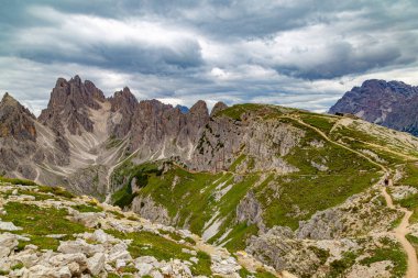 Tre Cime di Lavaredo yazın dağ manzarasının tepesinde. Cortina d'Ampezzo . Dolomitler. İtalya. Yürüyüş için ünlü bir turistik yer. Dünya Mirası Sitesi