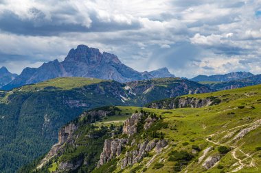 Tre Cime di Lavaredo yazın dağ manzarasının tepesinde. Cortina d'Ampezzo . Dolomitler. İtalya. Yürüyüş için ünlü bir turistik yer. Dünya Mirası Sitesi