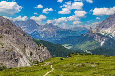 Yaz aylarında Tre Cime di Lavaredo dağ manzarasının tepesinde. Cortina d'Ampezzo . Dolomitler. İtalya. Yürüyüş için ünlü bir turistik yer. Dünya Mirası Sitesi