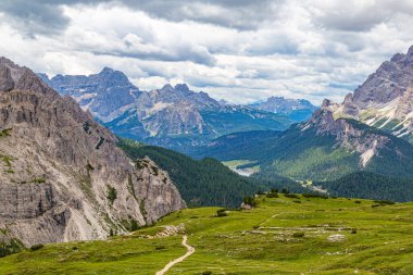 Yaz aylarında Tre Cime di Lavaredo dağ manzarasının tepesinde. Cortina d'Ampezzo . Dolomitler. İtalya. Yürüyüş için ünlü bir turistik yer. Dünya Mirası Sitesi