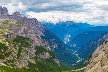 Yaz aylarında Tre Cime di Lavaredo dağ manzarasının tepesinde. Cortina d'Ampezzo . Dolomitler. İtalya. Yürüyüş için ünlü bir turistik yer. Dünya Mirası Sitesi
