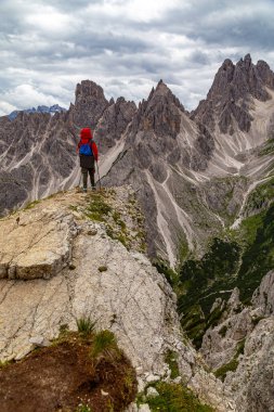 Yaz aylarında Tre Cime di Lavaredo dağ manzarası. Dağın tepesinde kadın yürüyüşçü. Cortina d'Ampezzo . Dolomitler. İtalya. Yürüyüş için ünlü turizm beldesi