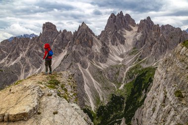 Yaz aylarında Tre Cime di Lavaredo dağ manzarası. Dağın tepesinde kadın yürüyüşçü. Cortina d'Ampezzo . Dolomitler. İtalya. Yürüyüş için ünlü turizm beldesi