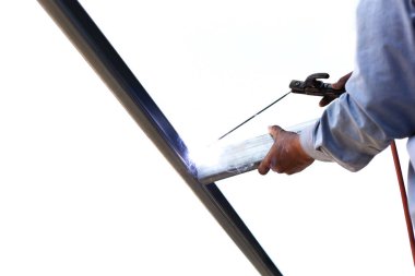 Çatı kirişi kaynak işlemi beyaz arkaplandan ayrıldı