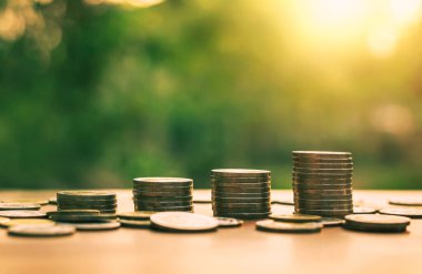 Sikkeleri basamaklara yığın. İş büyümesi kavramı