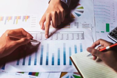 Yeni iş adamları iş planlaması için toplanıyor.