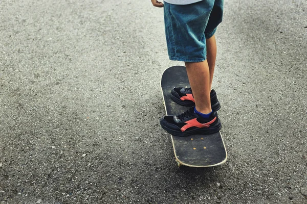 Ung Pojke Rida Skateboard Skridskobana — Stockfoto