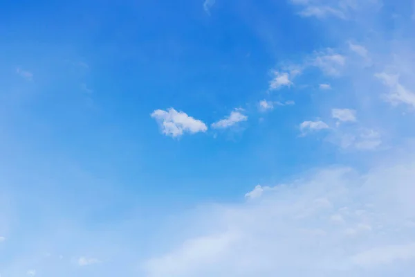 Блакитне Небо Хмарами Багато Красивих Білих — стокове фото