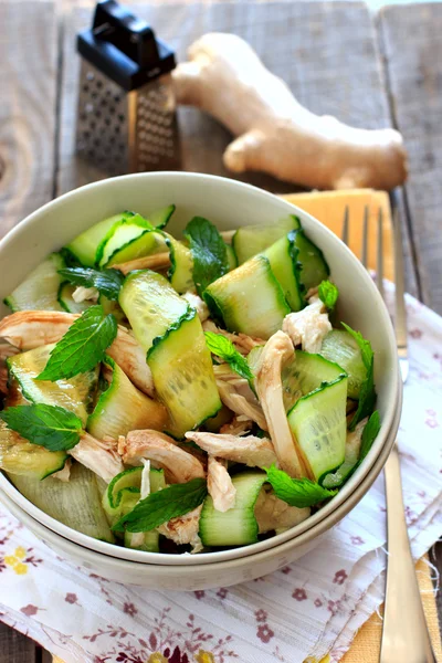 Oriental salad with cucumber and chicken — Stock Photo, Image