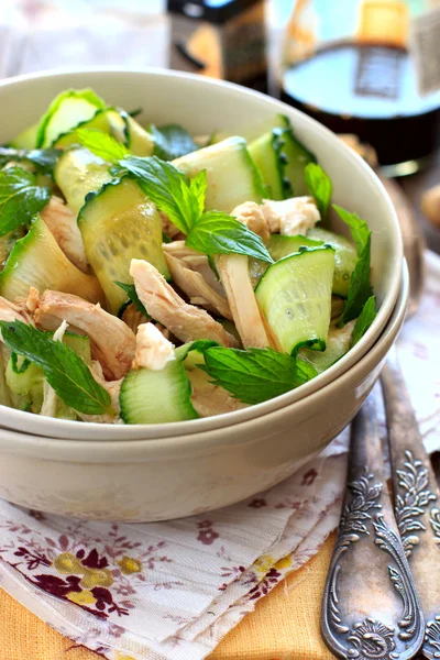 Oriental salad with cucumber and chicken — Stock Photo, Image