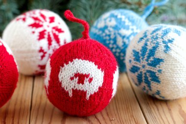 Örme topları için Noel ağacı süsle