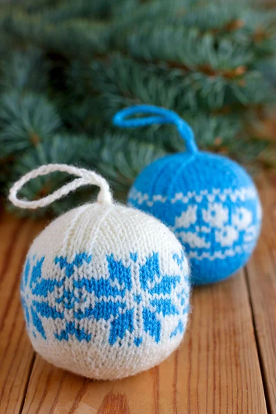 Boules tricotées pour la décoration des arbres du Nouvel An — Photo