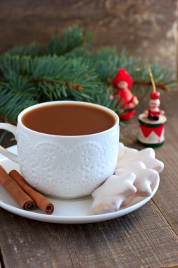 Çay süt ve tarçın ve Noel dekor