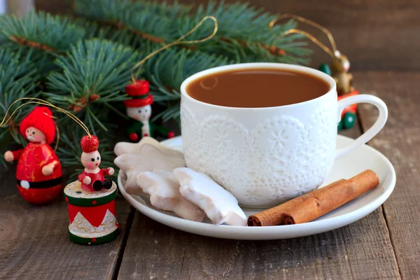 Tee mit Milch und Zimt und Weihnachtsdekor — Stockfoto