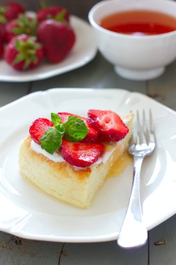 Hukuk yağlı peynirli kek çilek ve ballı