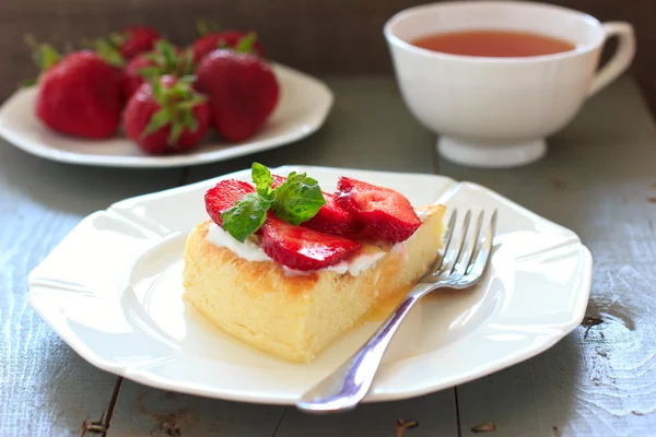 Bolo de queijo com gordura de lei com morangos e mel — Fotografia de Stock