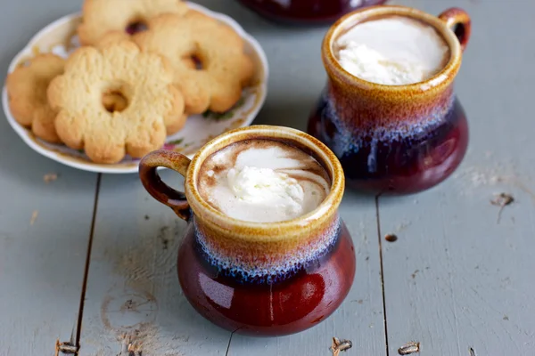 Café helado en tazas de cerámica marrón y gris — Foto de Stock