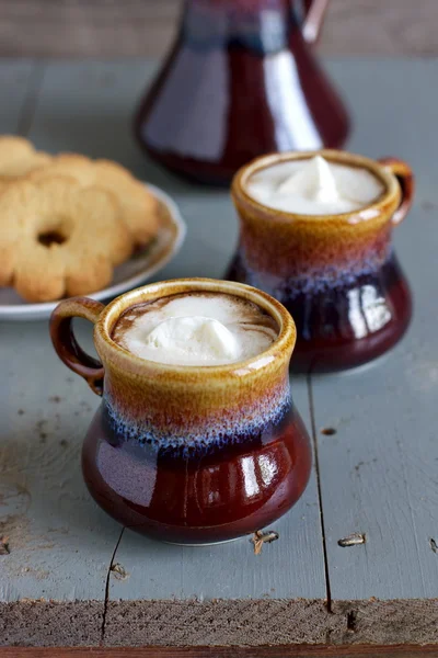 Café helado en tazas de cerámica marrón y gris — Foto de Stock