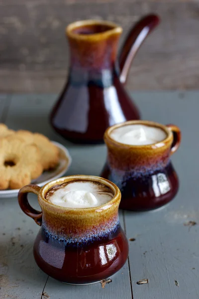 Кава з льодом в коричневих і сірих керамічних чашках Стокове Фото