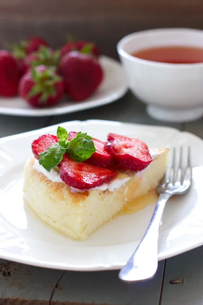 Bolo de queijo com gordura de lei com morangos e mel — Fotografia de Stock