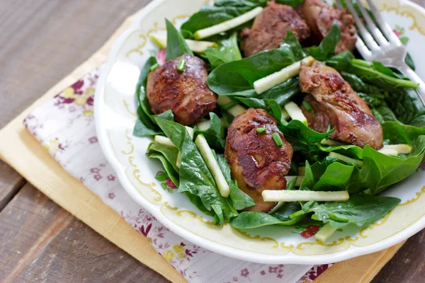 Chicken liver and spinach salad with green apple and onion — Stock Photo, Image