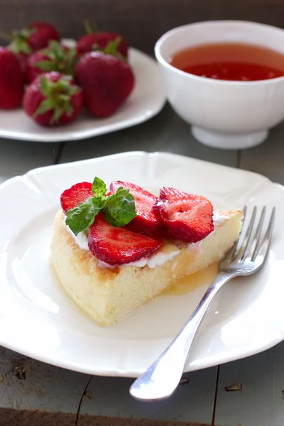 法律低脂芝士蛋糕草莓与蜜 — 图库照片