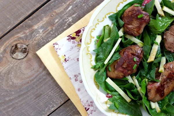 Hühnerleber und Spinatsalat mit grünem Apfel und Zwiebeln — Stockfoto