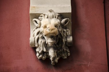 Ayrıntılı bir cephe 73