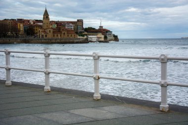 Kilise cephesi deniz, beyaz korkuluklar ve soğuk renkler.