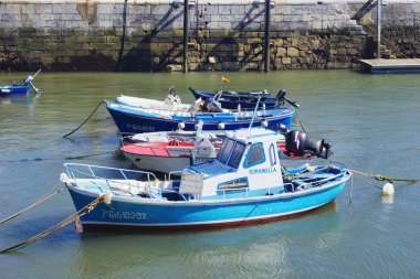 tekneler bir limanda bir